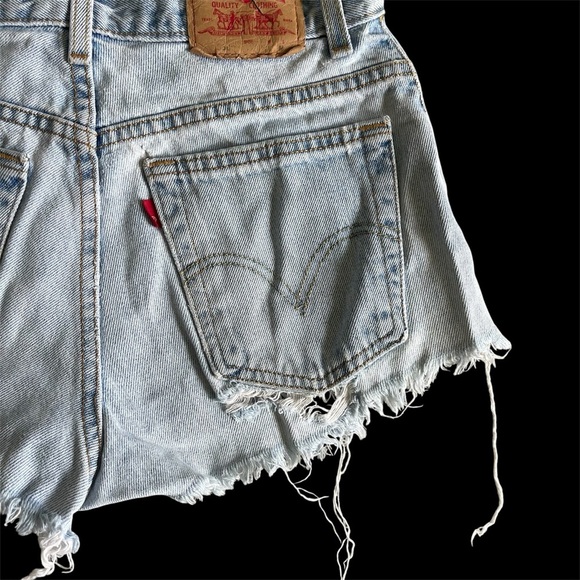 Vintage Levi’s Classic Relaxed 550 Cutoff Raw Edge Distressed Jean Shorts - Picture 5 of 16